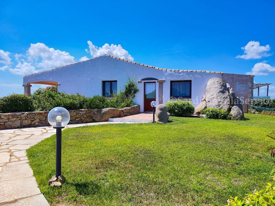 Property building, Facade/entrance, Natural landscape, Garden, Garden view