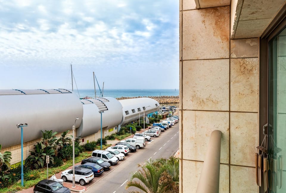 Sea view, Street view