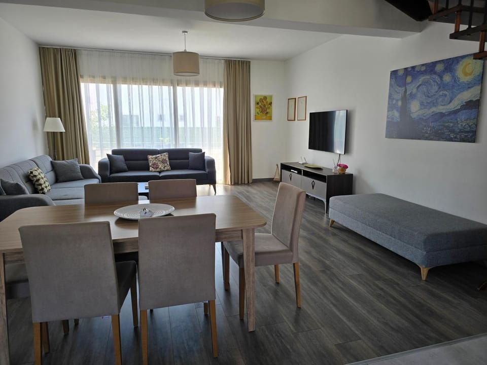 TV and multimedia, Living room, Seating area, Dining area
