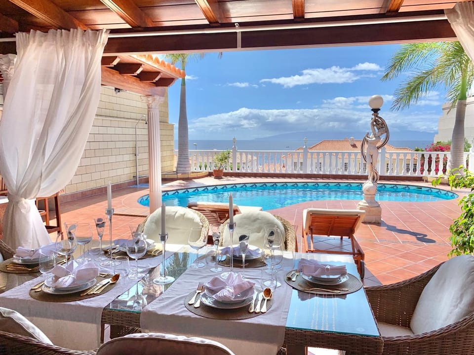 Dining area, Pool view, Sea view