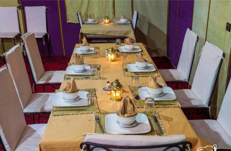Property building, Restaurant/places to eat, Living room, Food and drinks, Banquet/Function facilities, Seating area, Dining area, Food