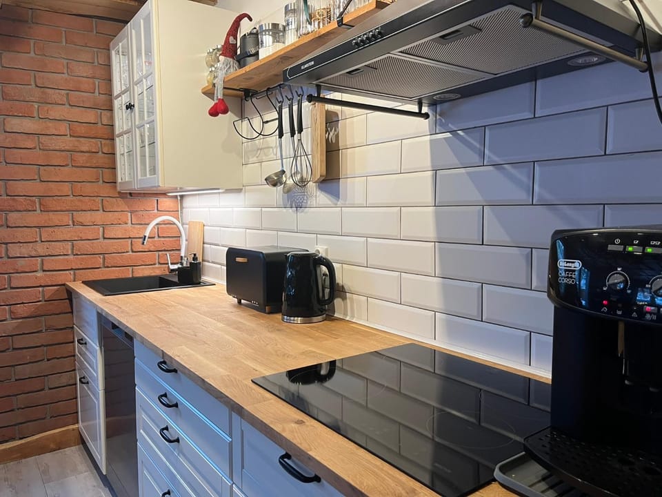 Coffee/tea facilities, Kitchen or kitchenette, dishwasher, stove