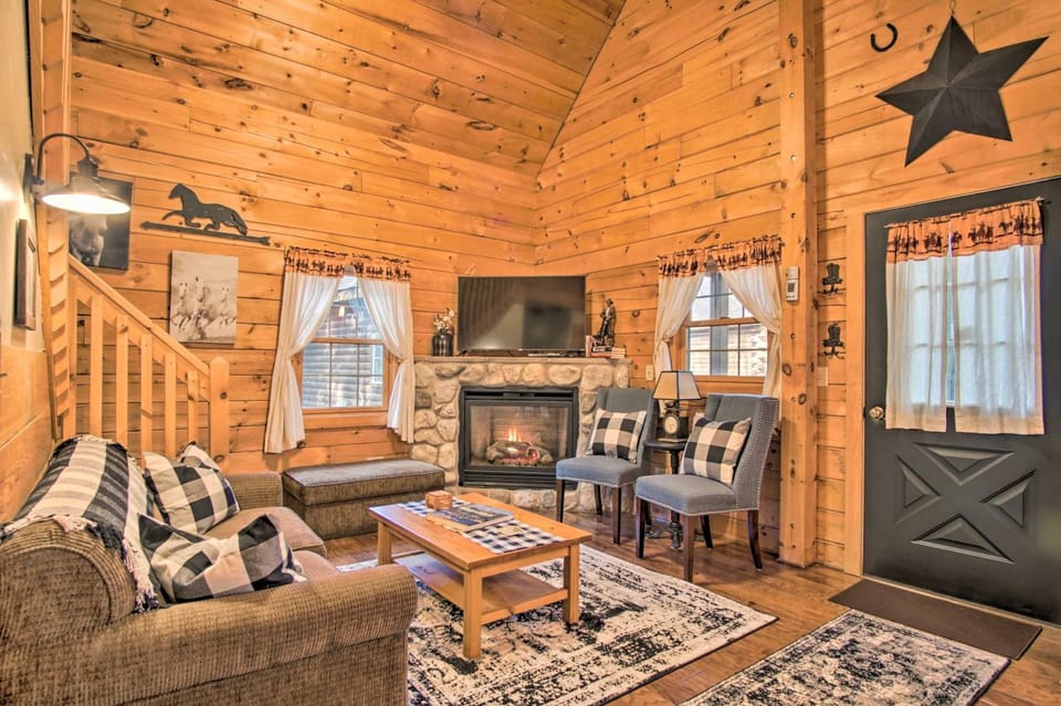Rustic Rothbury Cabin w/ Resort Amenity Access! Cabin in Wisconsin