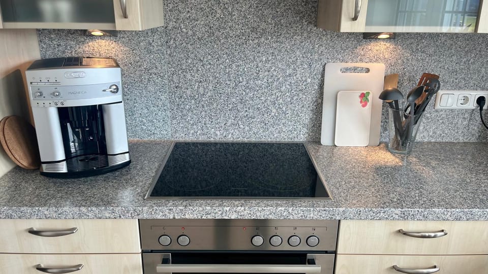 Coffee/tea facilities, stove, kitchen
