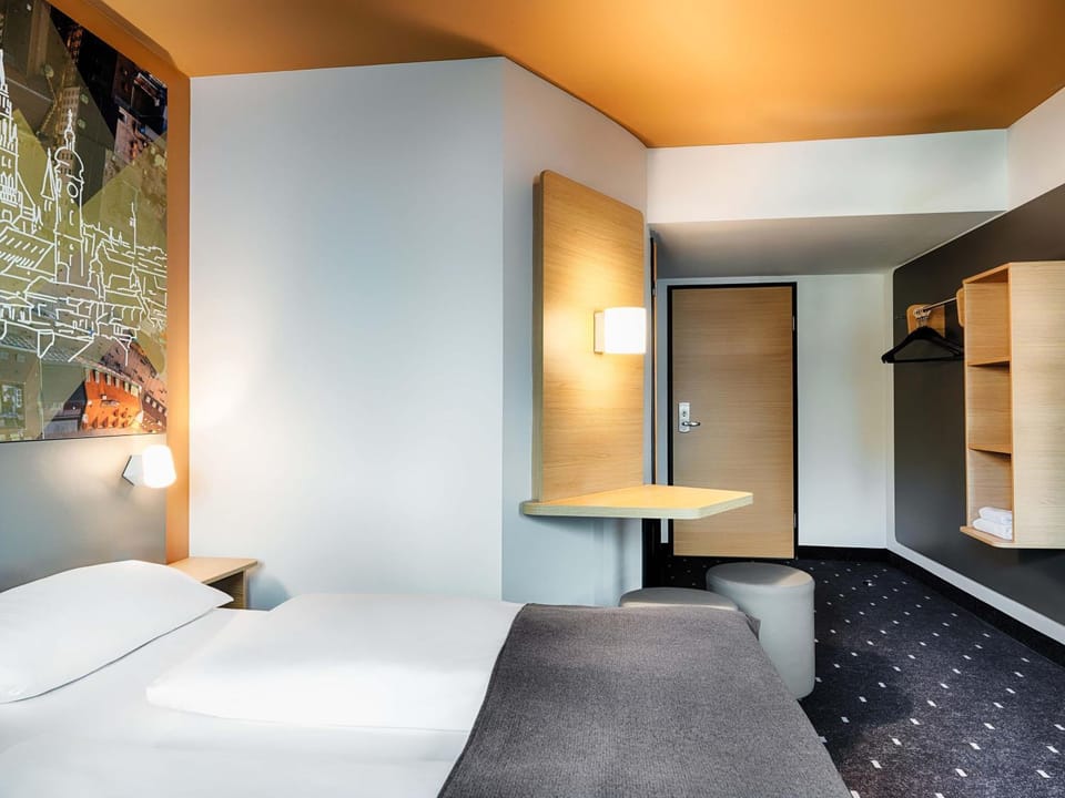 Bed, TV and multimedia, Photo of the whole room