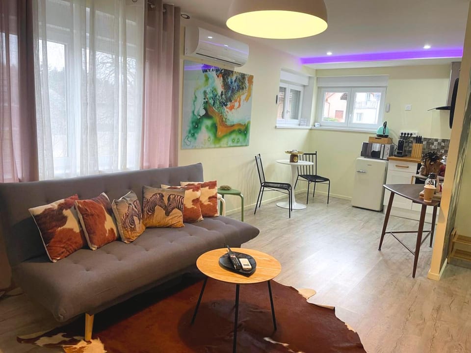 Coffee/tea facilities, Kitchen or kitchenette, Decorative detail, Seating area, Dining area, heating, microwave, air conditioner