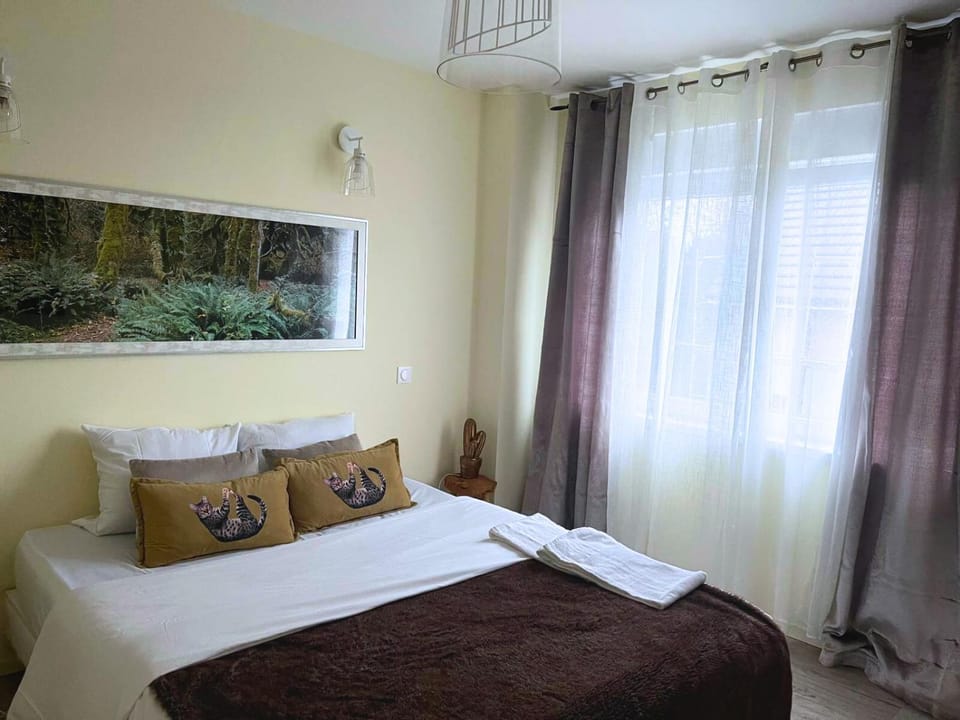 Bed, Photo of the whole room, Decorative detail, Bedroom