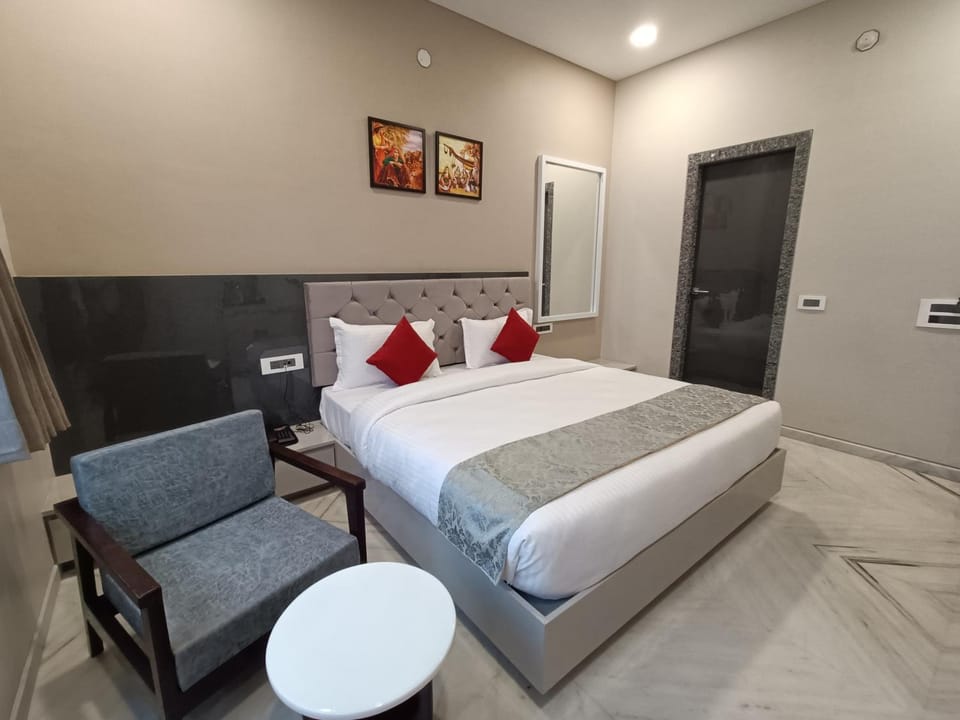 Photo of the whole room, Bedroom
