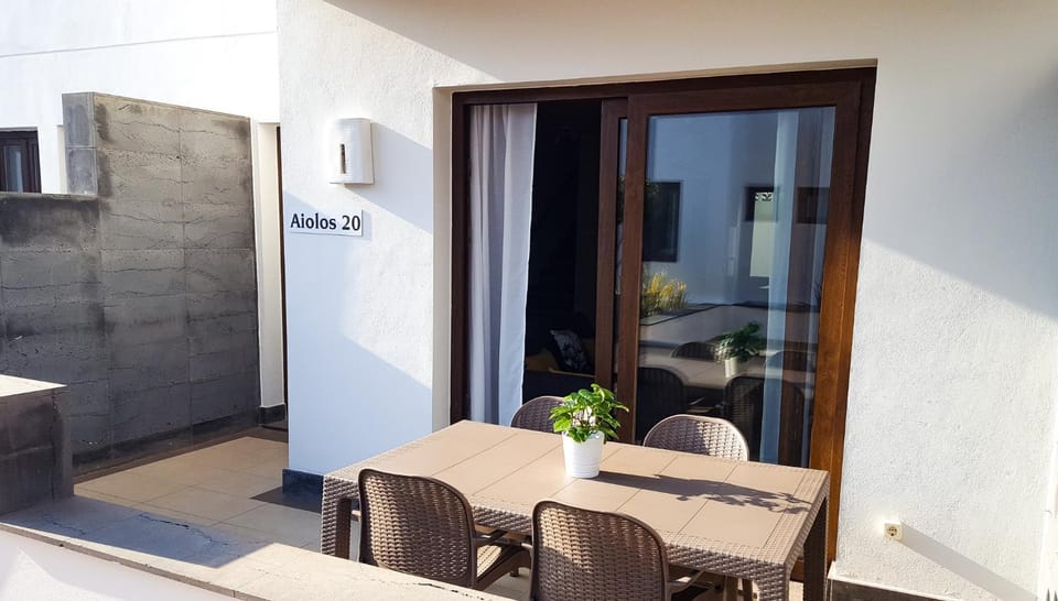 Facade/entrance, Balcony/Terrace