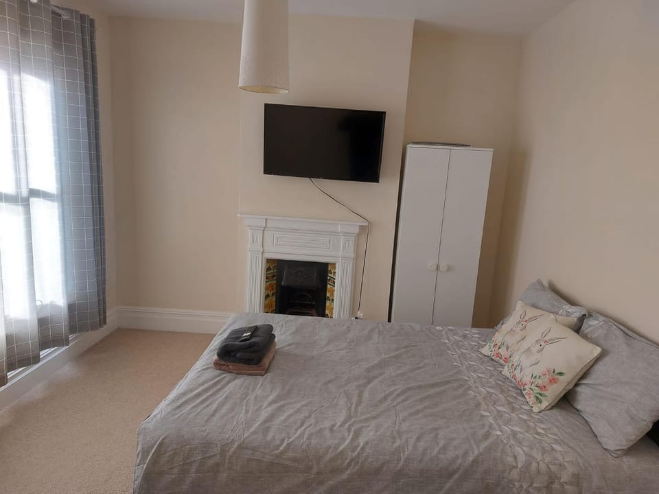 Rooms In A Victorian Comfortable 4-bedroom house in Milton Keynes Rooms Not En-suites Bed and Breakfast in Aylesbury Vale