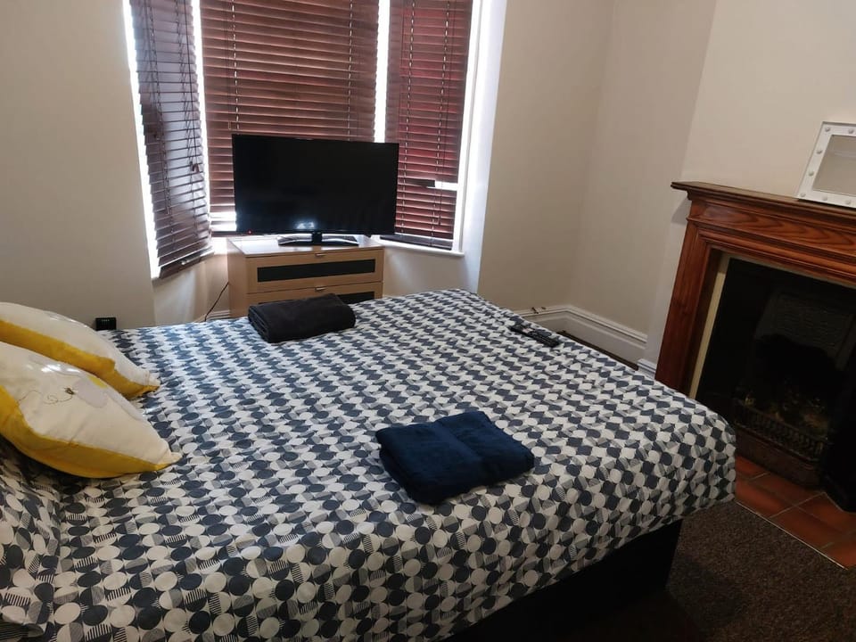 Rooms In A Victorian Comfortable 4-bedroom house in Milton Keynes Rooms Not En-suites Bed and Breakfast in Aylesbury Vale