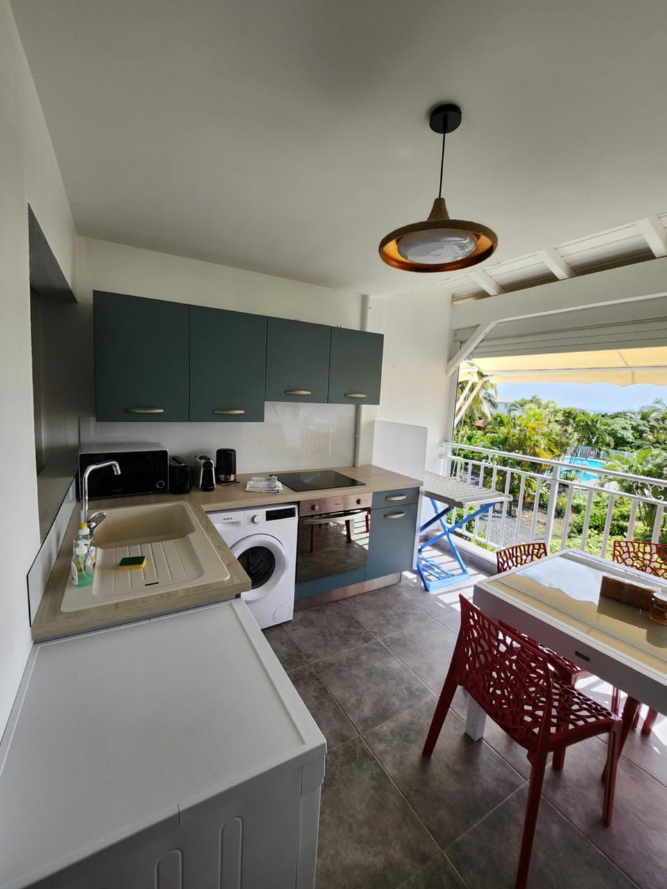 Kitchen or kitchenette, Dining area, dishwasher