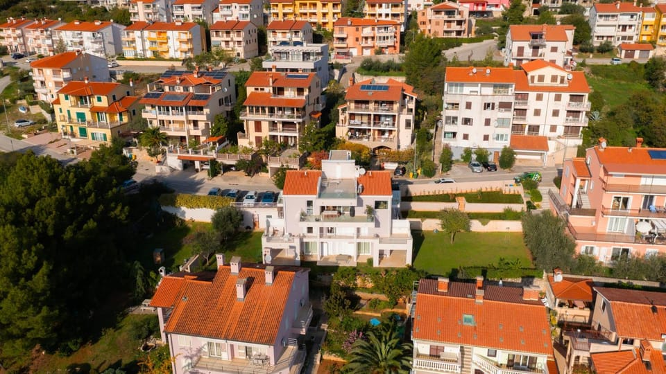 Property building, Day, Neighbourhood, Natural landscape, Bird's eye view, Location