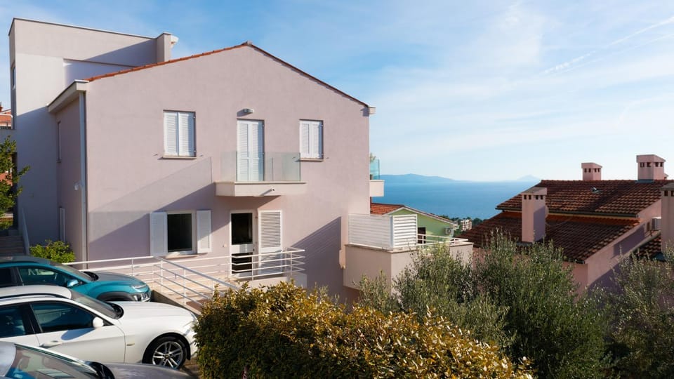 Property building, Day, Neighbourhood, Natural landscape, Mountain view, Sea view, Parking