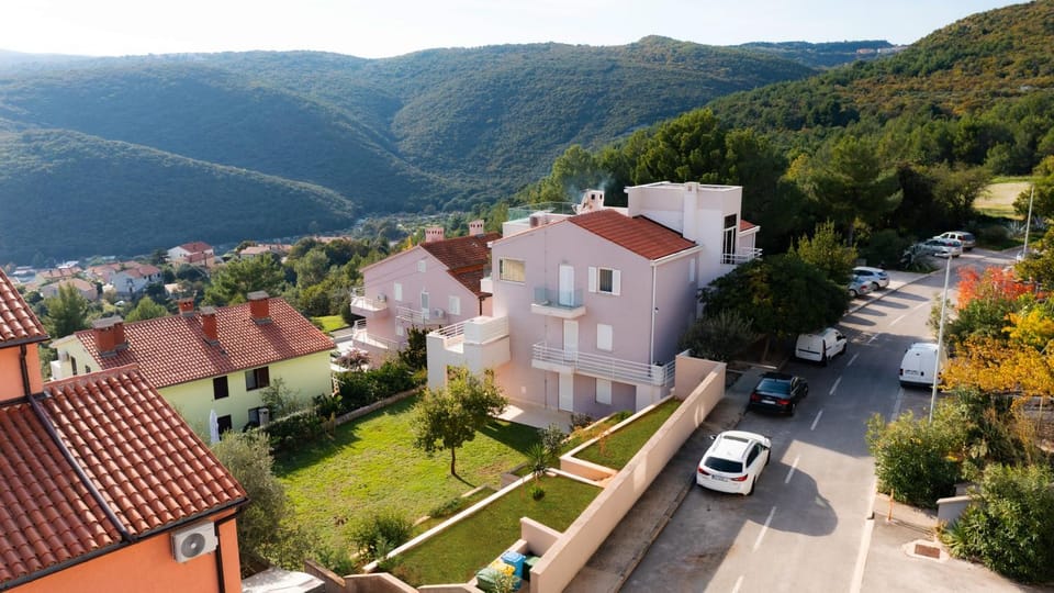 Property building, Day, Natural landscape, Bird's eye view, Mountain view, Sea view, Location, Parking