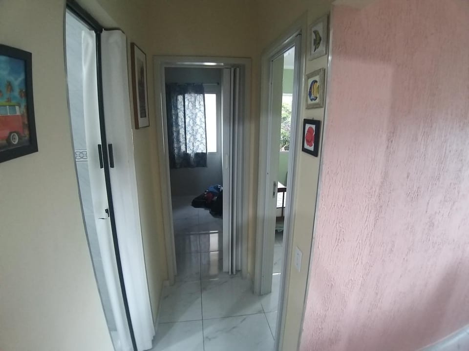 Guaruja. Excelente apartamento, localizado no melhor ponto da Enseada, a 200 m da praia. Possui restaurantes, mini shoppings e boulevard próximosar,  ambém a supermercados, farmácias e ao aquário do Guarujá. Apartment in State of São Paulo