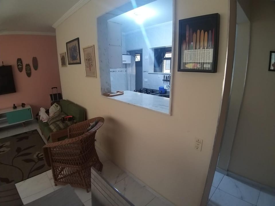 Guaruja. Excelente apartamento, localizado no melhor ponto da Enseada, a 200 m da praia. Possui restaurantes, mini shoppings e boulevard próximosar,  ambém a supermercados, farmácias e ao aquário do Guarujá. Apartment in State of São Paulo