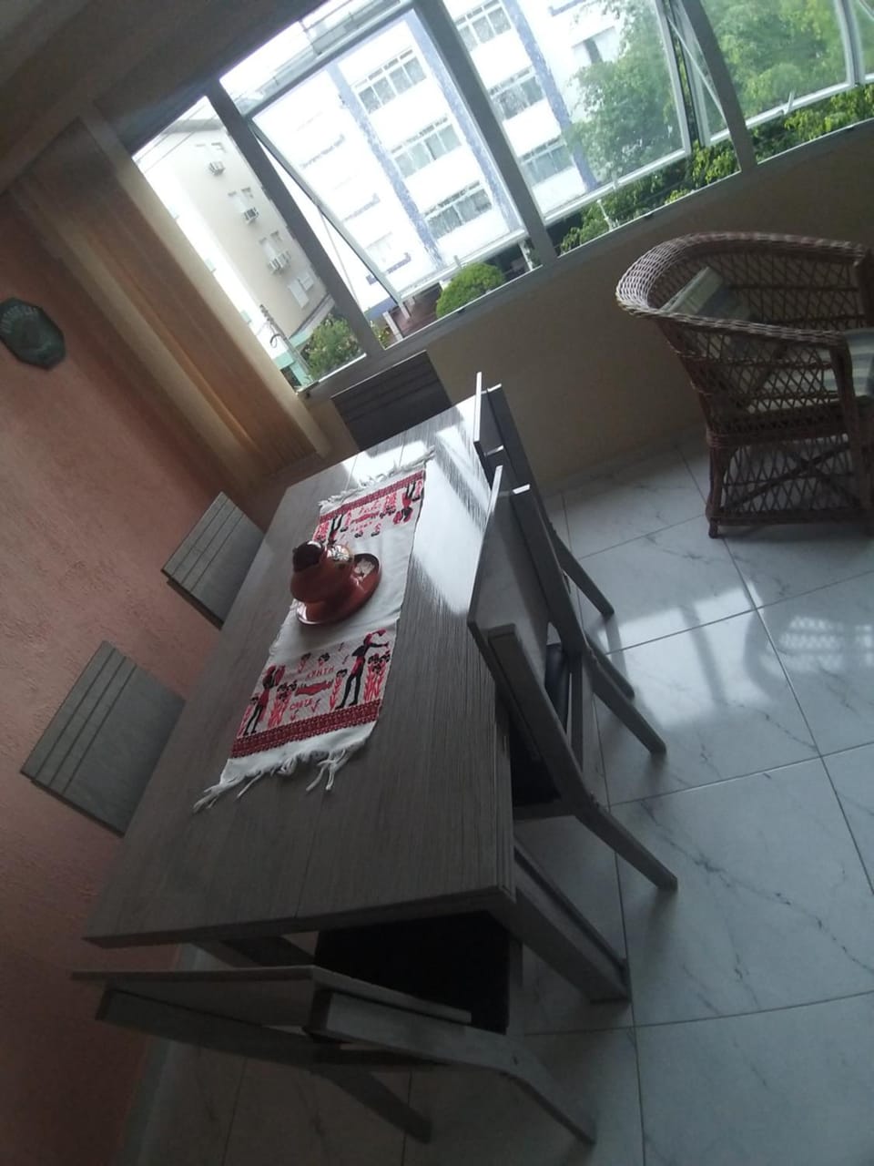 Guaruja. Excelente apartamento, localizado no melhor ponto da Enseada, a 200 m da praia. Possui restaurantes, mini shoppings e boulevard próximosar,  ambém a supermercados, farmácias e ao aquário do Guarujá. Apartment in State of São Paulo