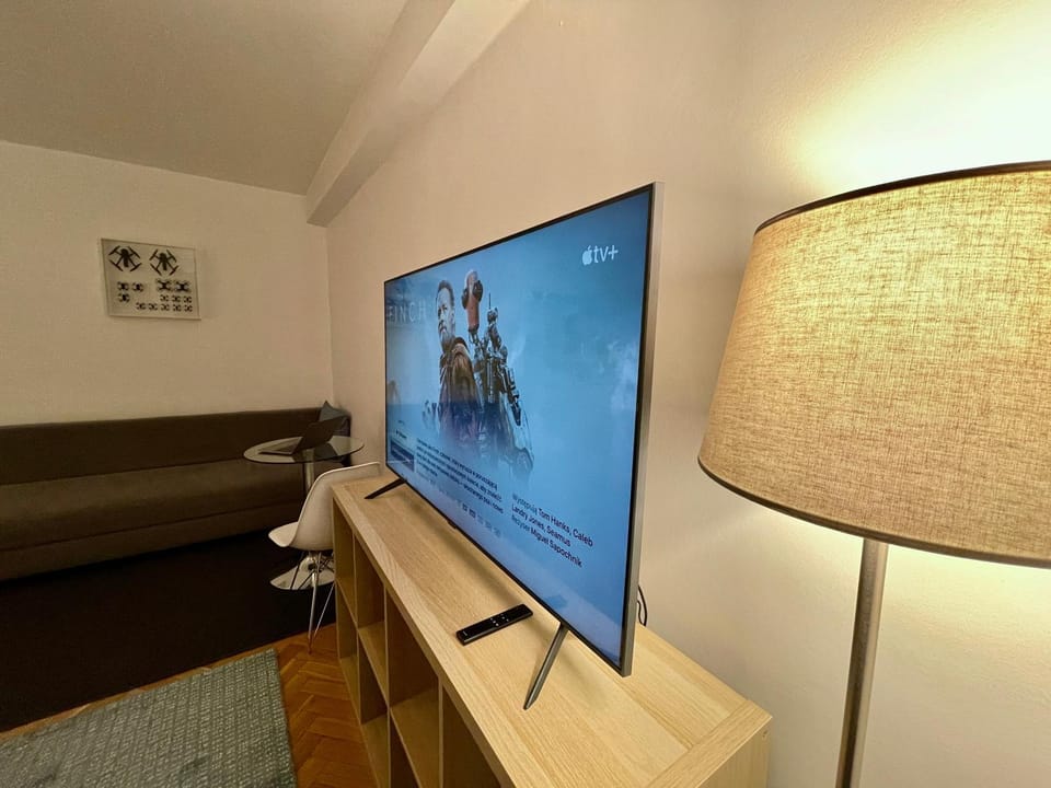 BLUE 2 fast WiFi 2xMetro 60'TV Netflix HBO AppleTV+ Apartment in Warsaw