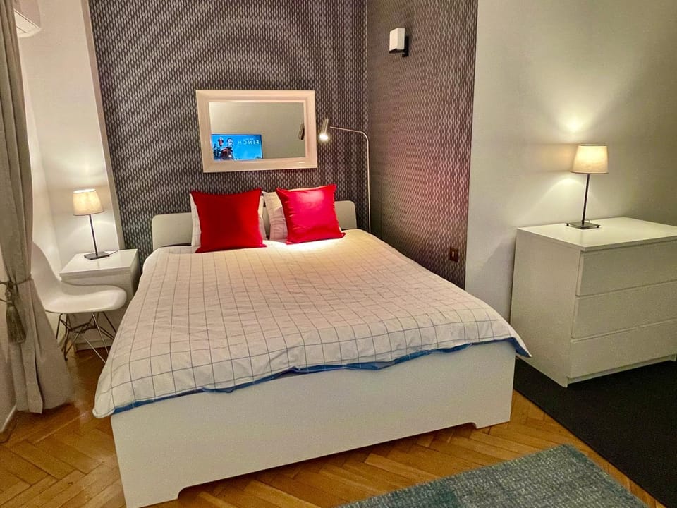 BLUE 2 fast WiFi 2xMetro 60'TV Netflix HBO AppleTV+ Apartment in Warsaw