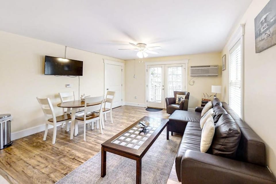 TV and multimedia, Living room, Seating area, Dining area, air conditioner