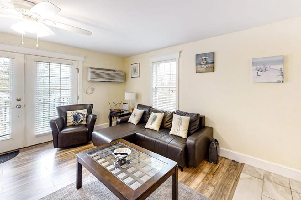 Living room, Seating area, air conditioner