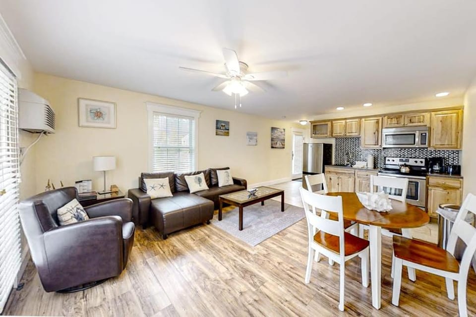 Kitchen or kitchenette, Living room, Seating area, Dining area