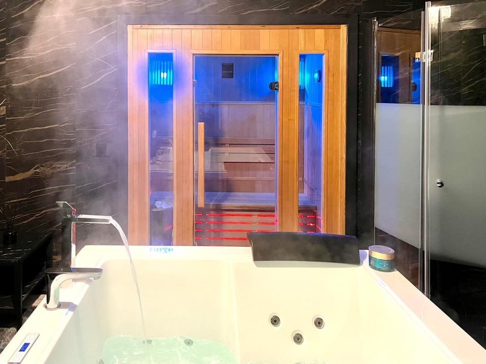 Shower, Hot Tub, Sauna, Spa and wellness centre/facilities