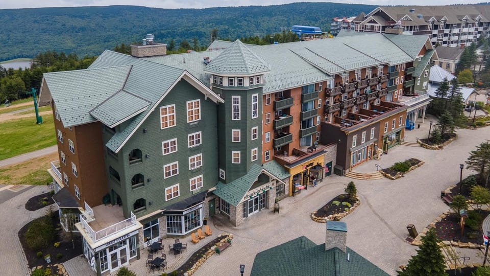 Snowshoe Mountain Retreat! Ski in and Out! Apartment in Snowshoe