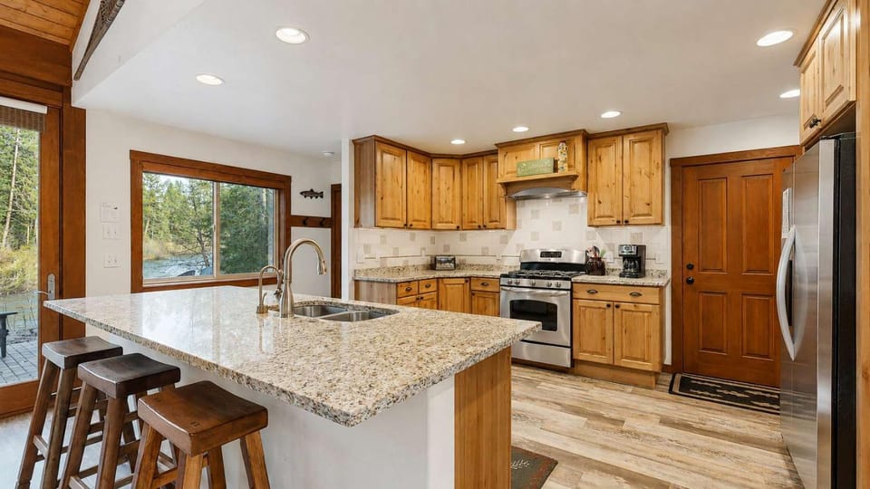 Rivers Edge Retreat House in McCall