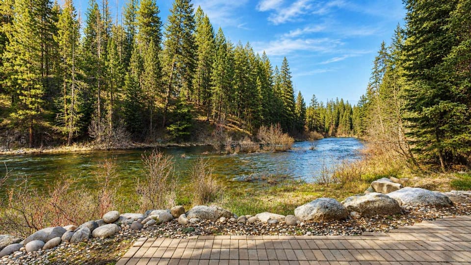 Rivers Edge Retreat House in McCall