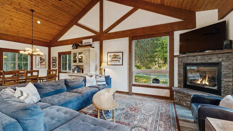 Rivers Edge Retreat House in McCall