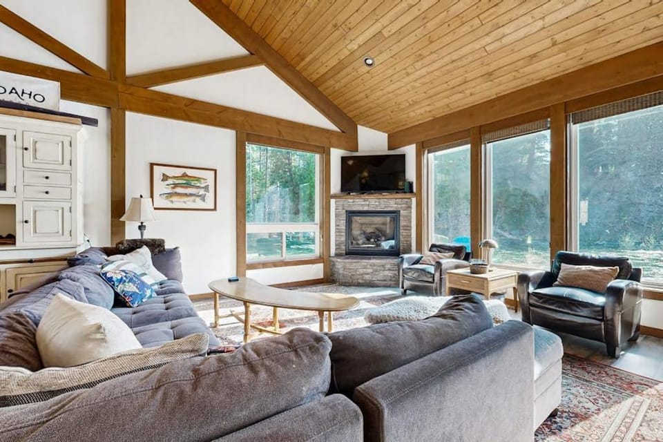 Rivers Edge Retreat House in McCall