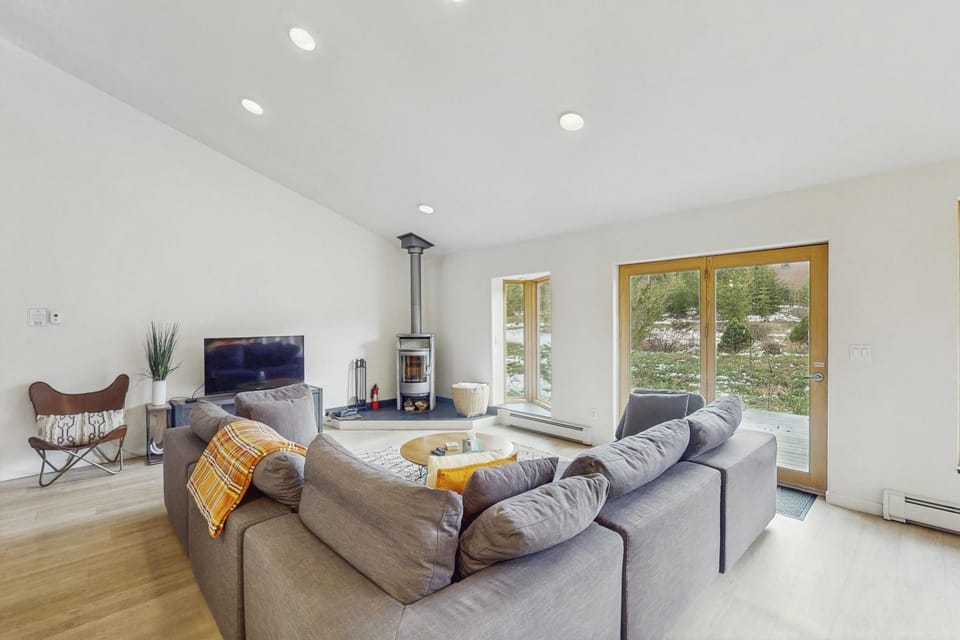 Mountain Modern Escape House in Fraser