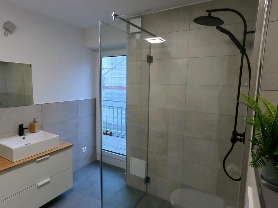 Shower, Bathroom, towels