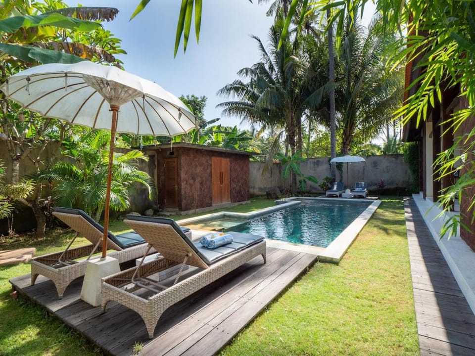 Massage, Swimming pool
