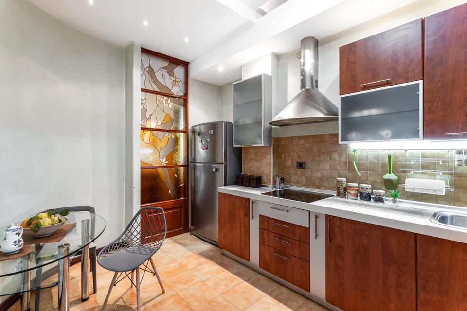 Kitchen or kitchenette, Dining area