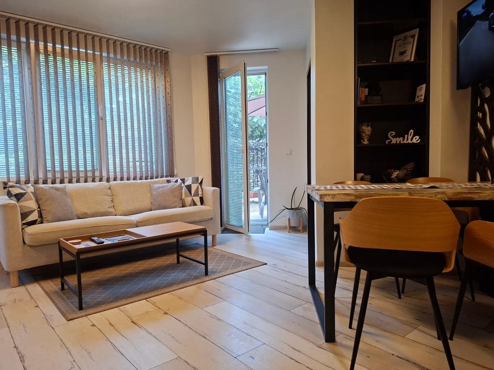 TV and multimedia, Living room, Seating area, Dining area