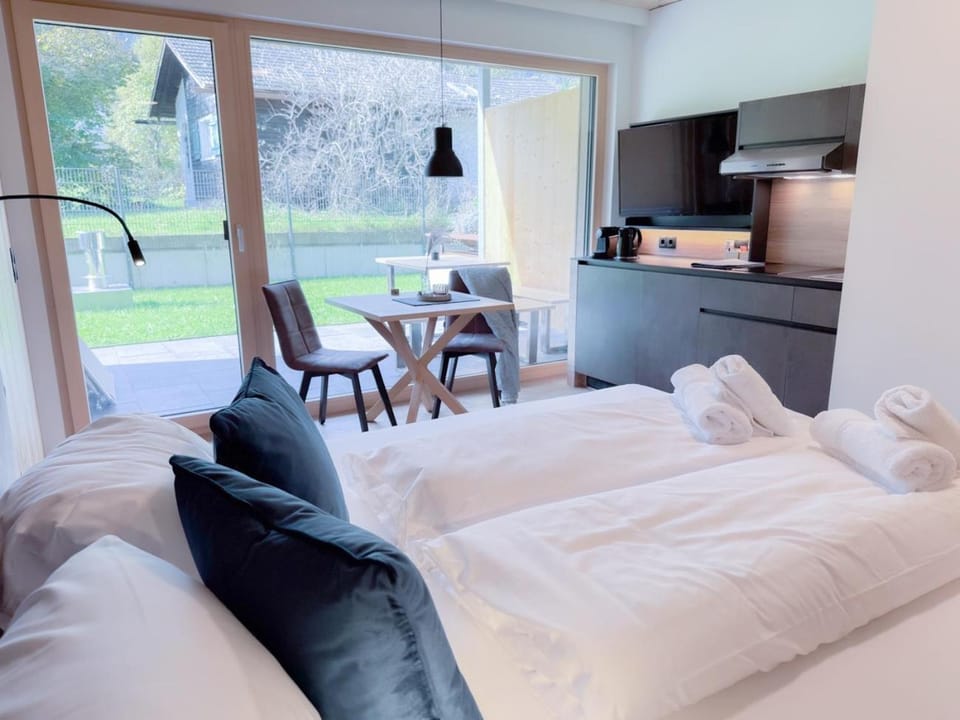 Bed, Kitchen or kitchenette, Photo of the whole room, Dining area, Bedroom