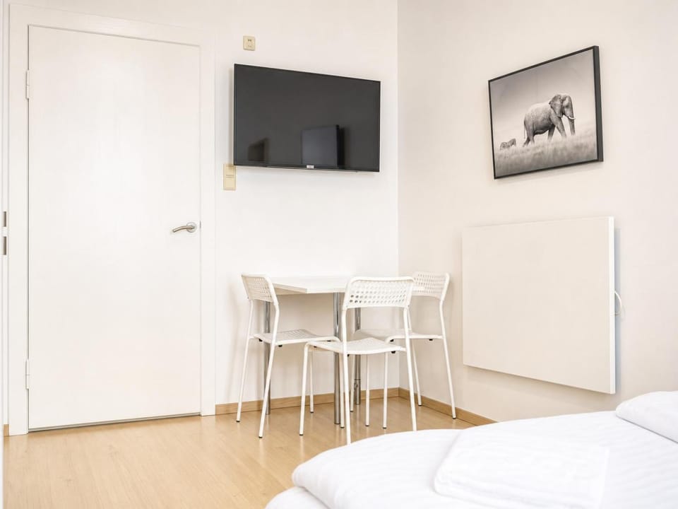 Bed, TV and multimedia, Bedroom