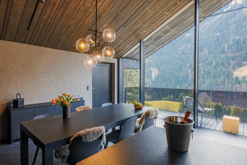 Day, View (from property/room), Dining area, Mountain view