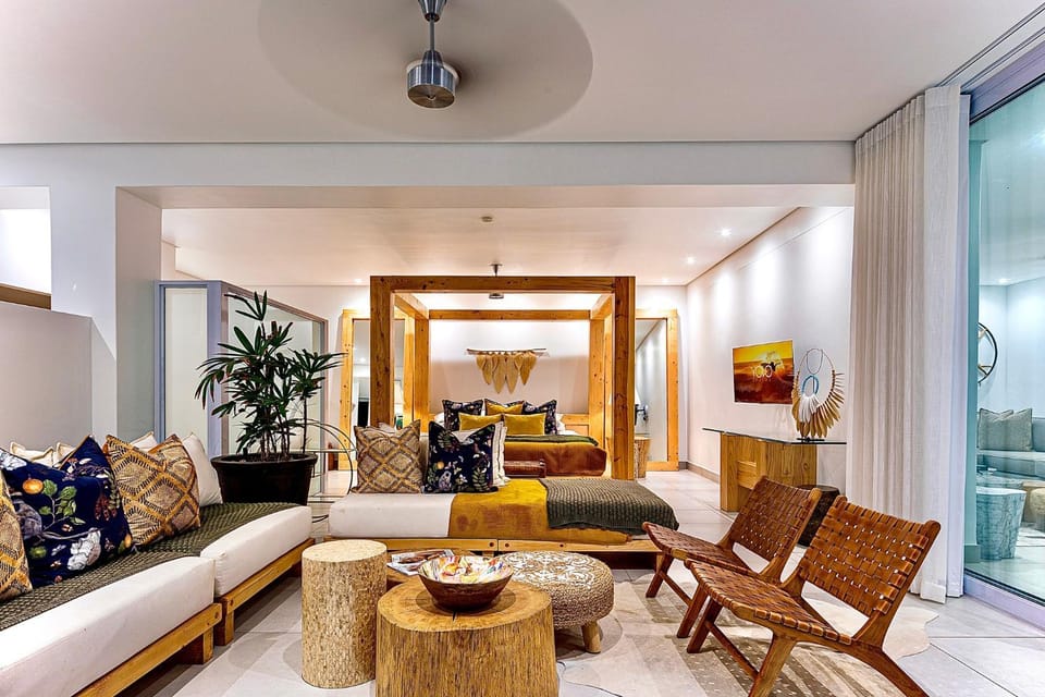 Bed, Photo of the whole room, Decorative detail, Seating area, Bedroom