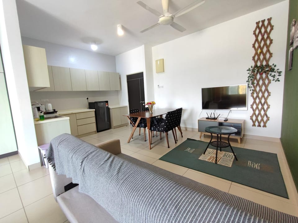 TV and multimedia, Kitchen or kitchenette, Living room, Seating area, Dining area