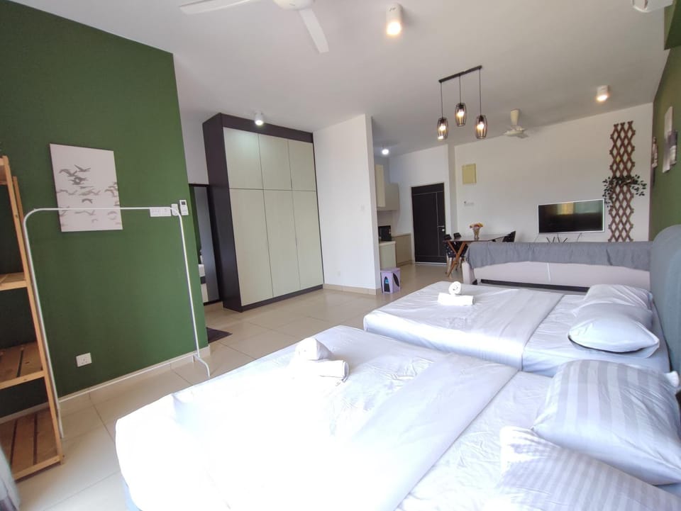 Bed, Living room, Photo of the whole room, Seating area, Bedroom, towels