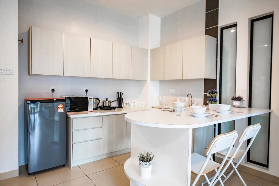 Kitchen or kitchenette, Dining area, minibar, stove