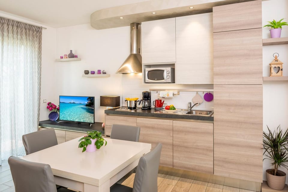 MillyHolidays - Apartment Lillà - Center - Nearby Beach - Private Garden - Spa Pool Apartment in Bardolino