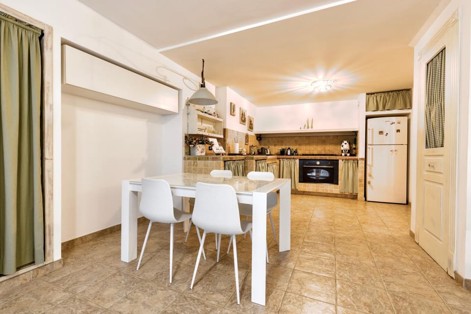 Kitchen or kitchenette, Dining area, oven