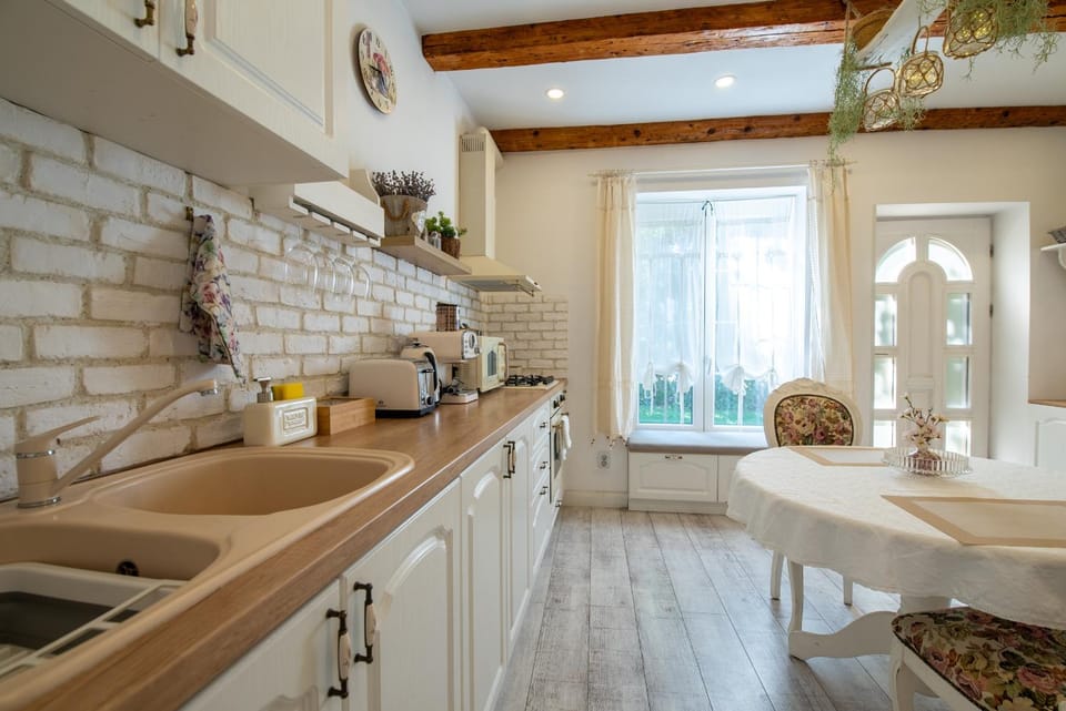 Dining area, kitchen