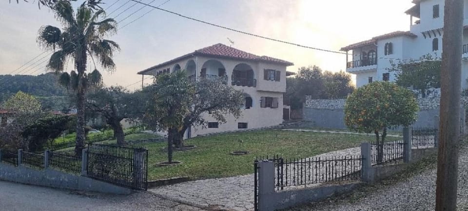 Apt - Sleeps 5 - Pets Ok - Balcony - Parking Apartment in Halkidiki