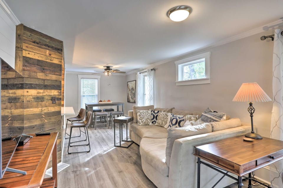 Pet-Friendly Home - half Mi to Downtown Willoughby! House in Willoughby